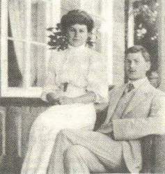 Фото 15. В.Н.Римский-Корсаков, младший сын композитора, с женой Ольгой Артемьевой на балконе дома в Любенске, 1908