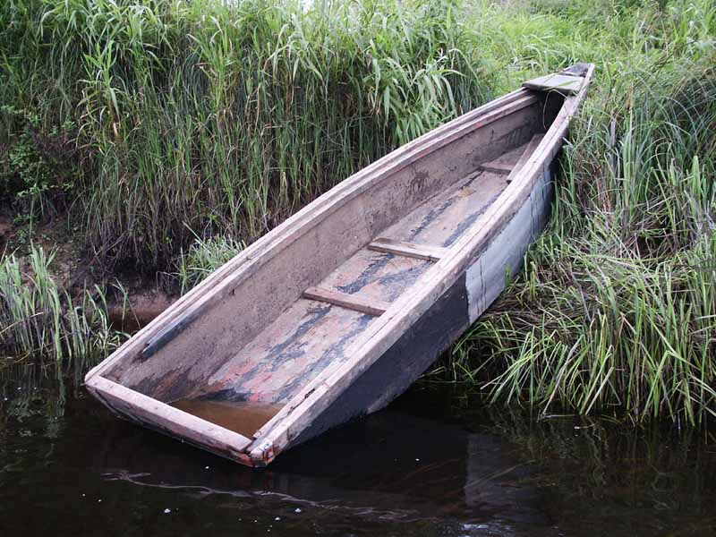 Челнок 5 букв. Лодка плоскодонка. Небольшая деревянная лодка. Деревянная лодка плоскодонка. Весельная лодка.